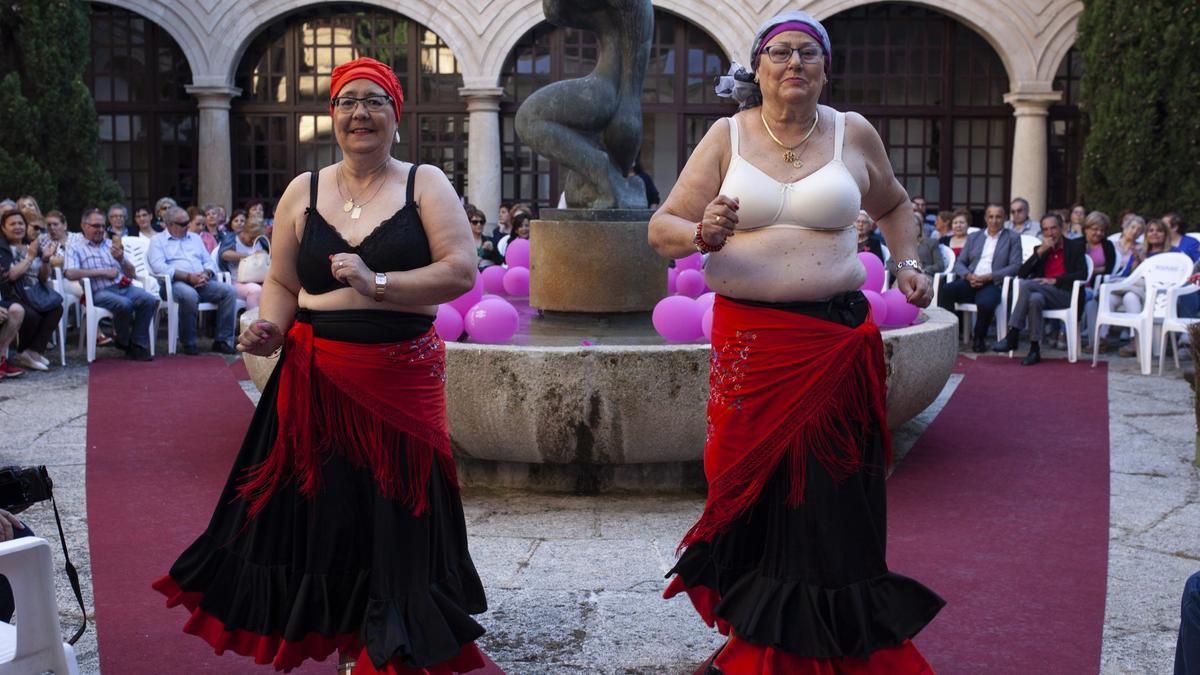 Un desfile de lencería y ropa de baño de mujeres mastectomizadas