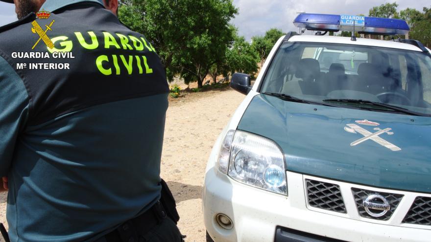 Detenido en Menorca por pegar a un hombre que le pidió que se pusiera la mascarilla