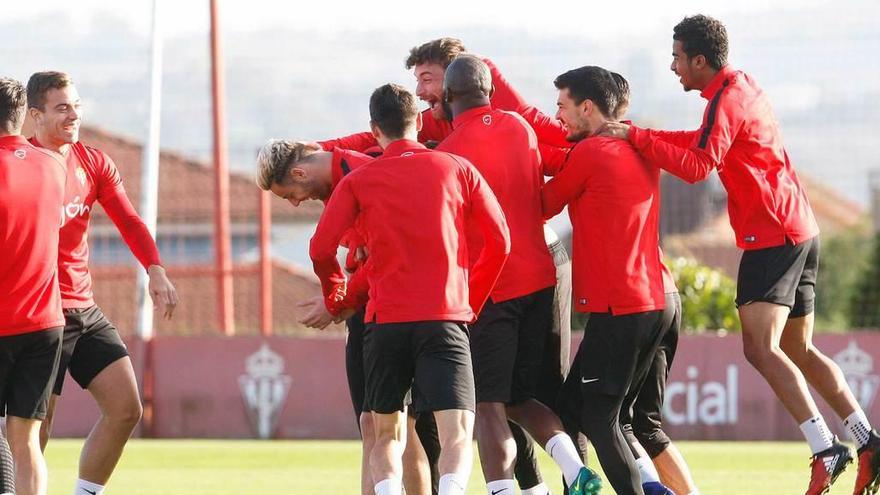 Los jugadores del Sporting bromean durante el entrenamiento de ayer en Mareo.