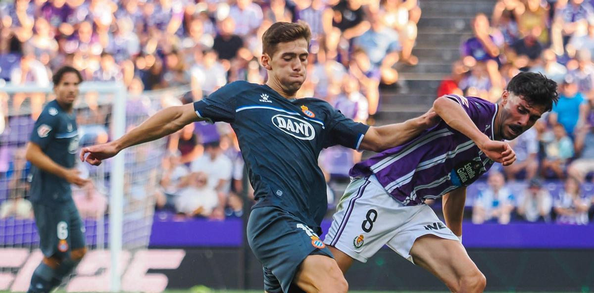 José Gragera (izquierda) disputando una pelota con Kike Pérez