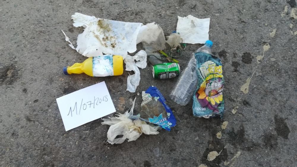 Jóvenes de La Vila recogen basura flotando en el mar