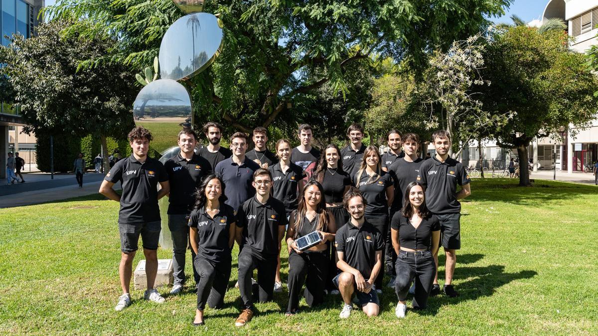 El equipo de estudiantes de la UPV que está desarrollando el primer satélite valenciano en llegar al espacio, Estigia,