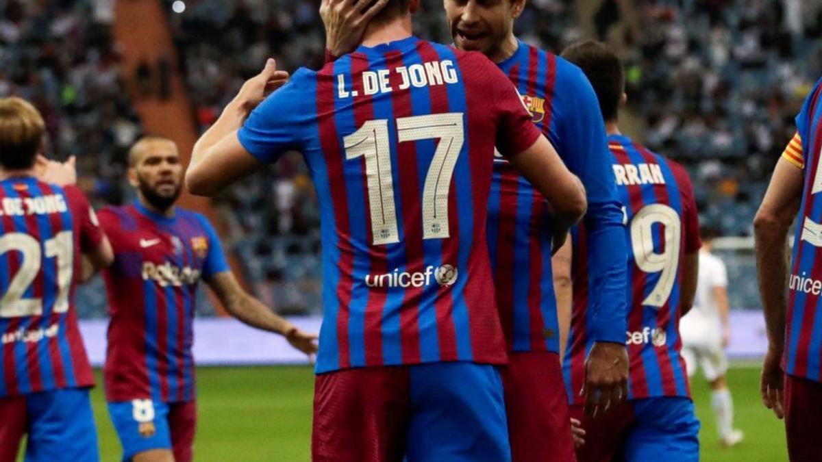 Piqué felicita a De Jong tras su gol. |  // EFE