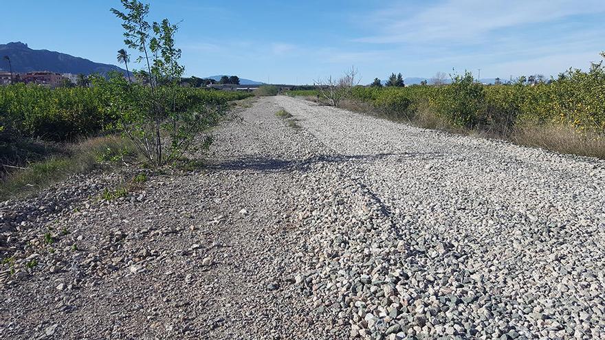 Situación en la que se encuentra el antiguo trazado del ferrocarril, con las vías tapadas con grava.