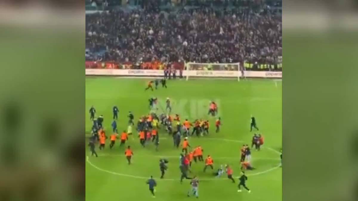 Enfrentamientos violentos entre aficionados del Trabzonspor y jugadores del Fenerbahçe
