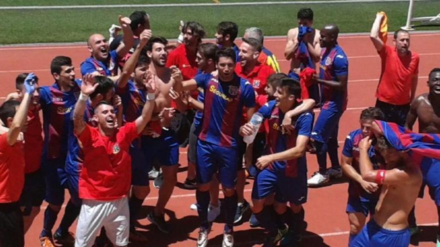 La plantilla del Almoradí celebra en Segorbe el ascenso a Tercera División 21 años después