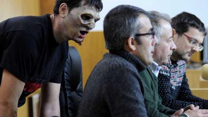 Un zombie tras Pérez, Constenla y López durante la presentación del III Festival Panic. // Bernabé/Javier Lalín