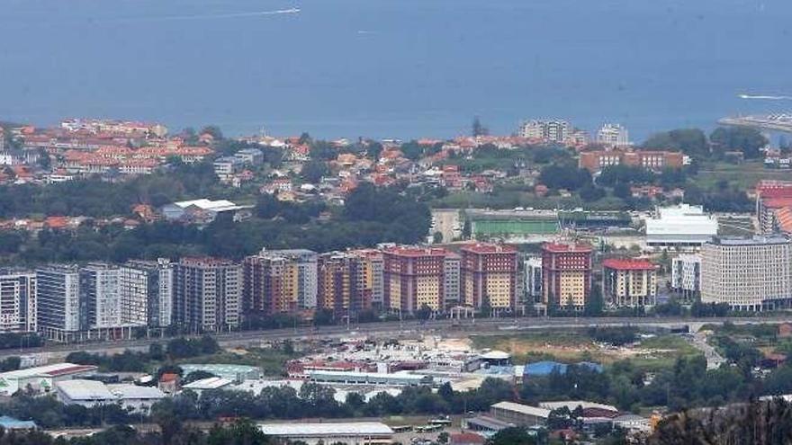 Vista general de bloques de viviendas en el barrio de Navia.