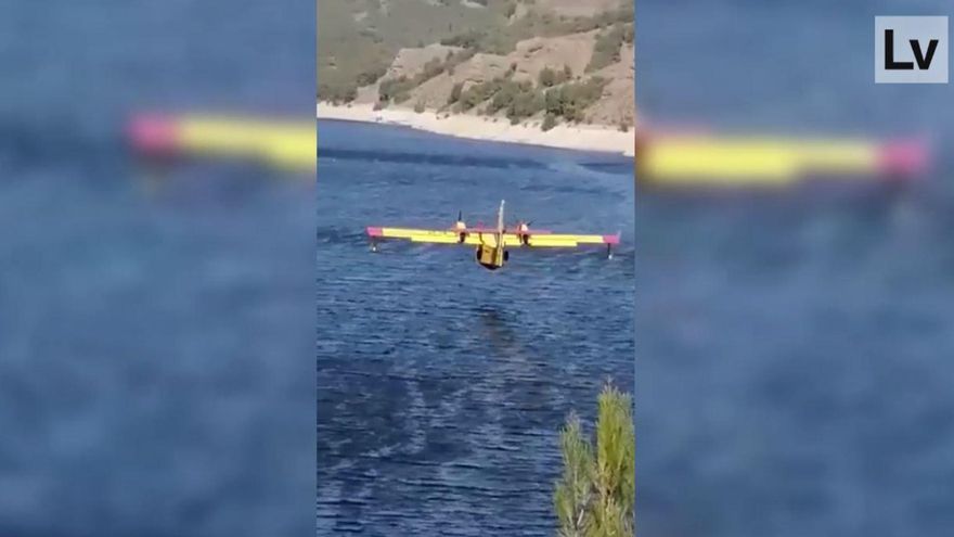 Los medios aéreos recogen agua del pantano de Beniarrés