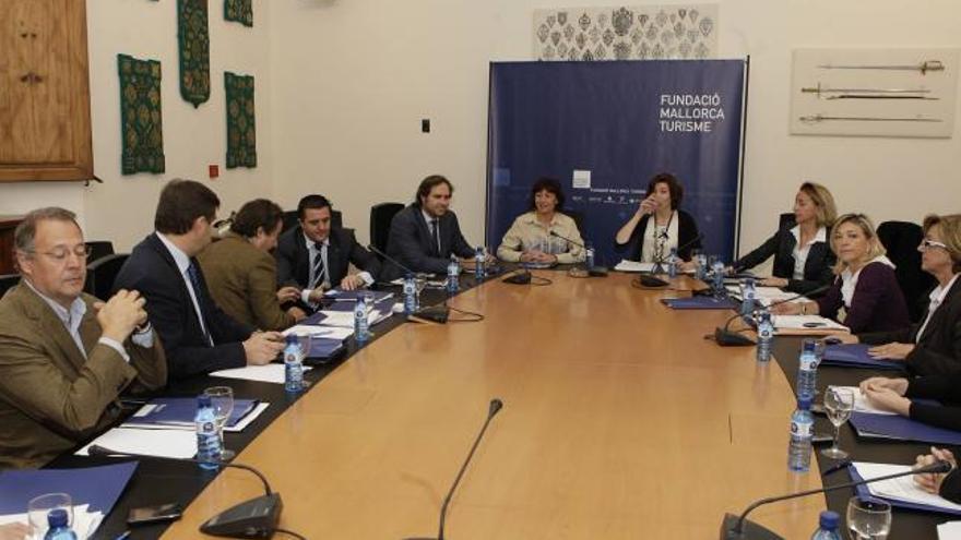 La consellera Oliver y las patronales turísticas se reunieron para fijar la nueva promoción.