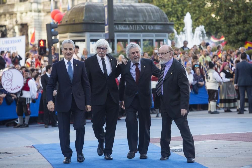 Desfile de los Reyes, personalidades y premiados en la alfombra azul