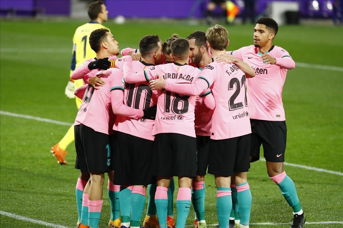 Soccer Football - La Liga Santander - Real Valladolid v FC Barcelona - Estadio Jose Zorrilla  Valladolid  Spain - December 22  2020 Barcelona s Lionel Messi celebrates scoring their third goal with teammates REUTERS Juan Medina