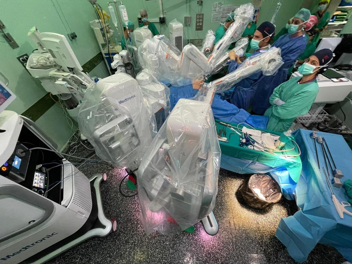 Médicos del Hospital de Elche operan con el robot Hugo