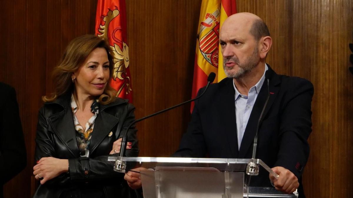 Louzán toma la palabra ante la alcaldesa de zaragoza, este martes, en el ayuntamiento.