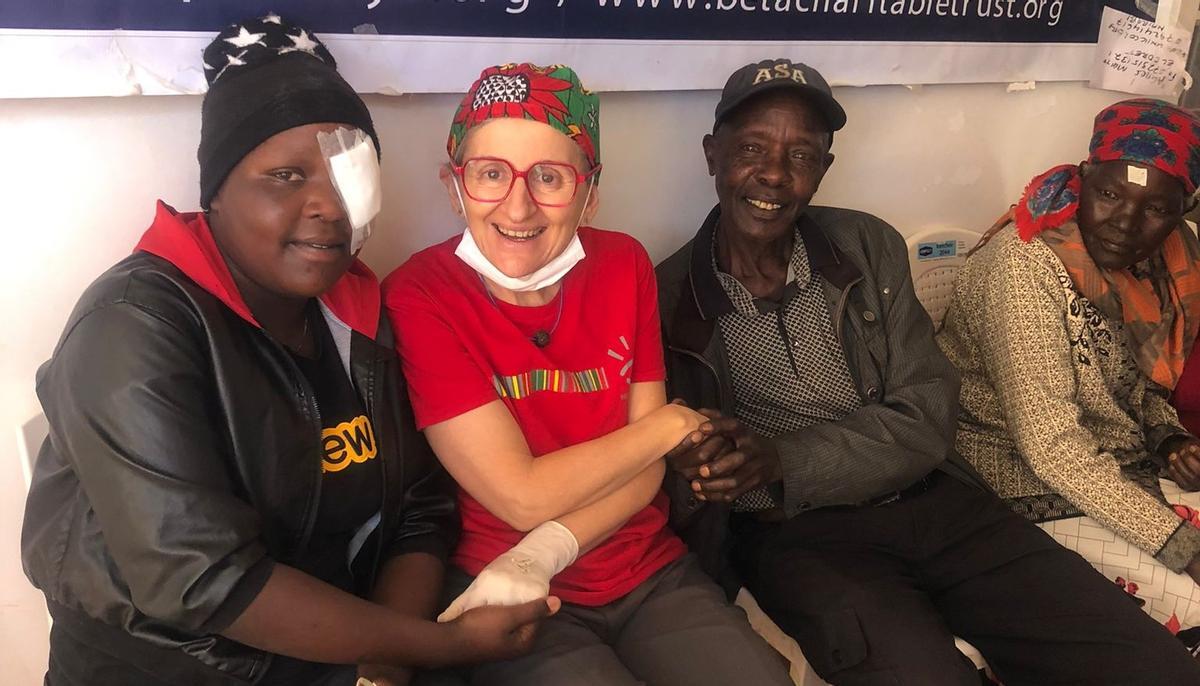La especialista con tres de sus pacientes