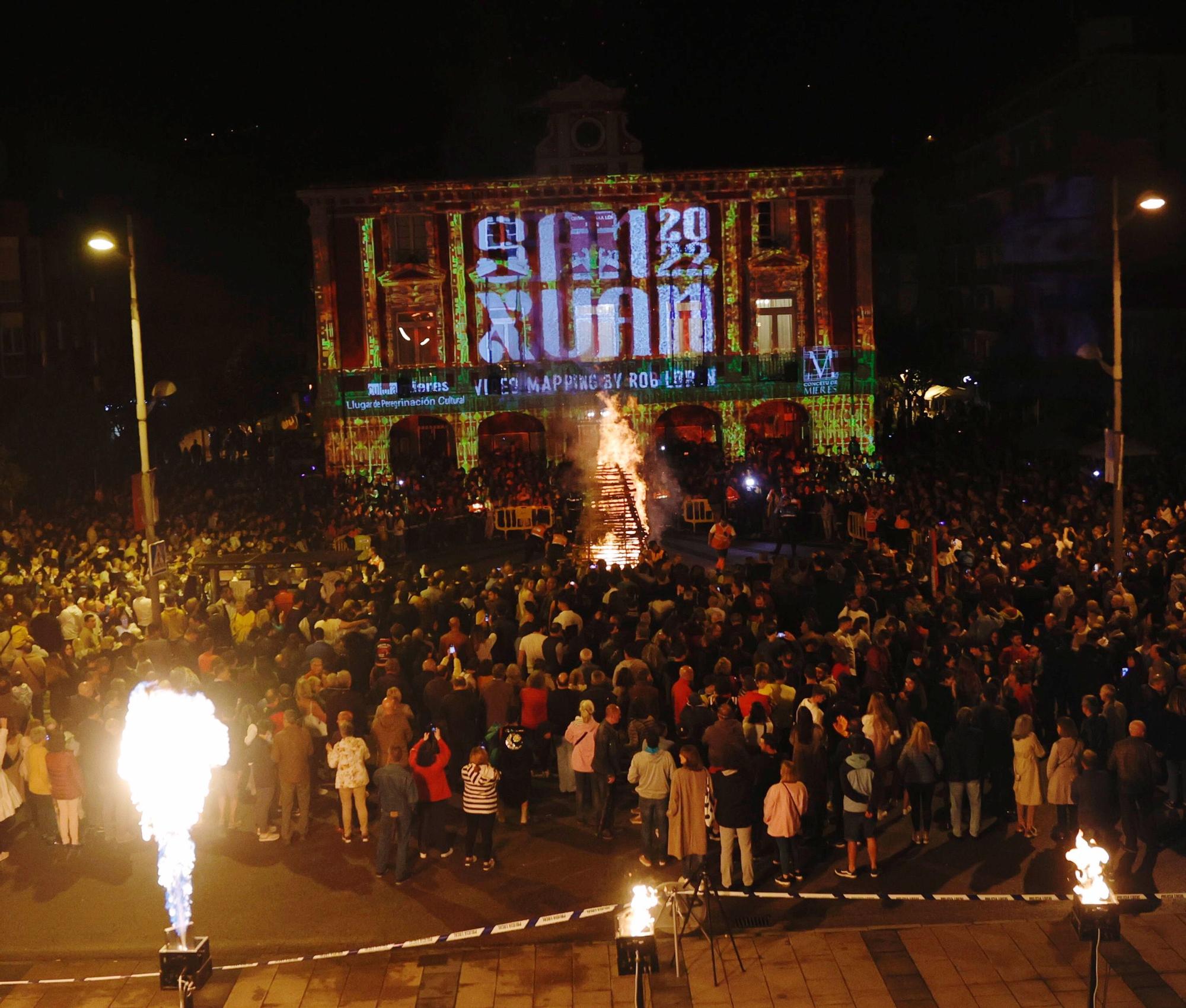 Las hogueras de San Xuan iluminan de nuevo la noche en toda Asturias