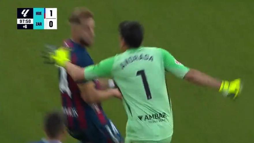 El portero del Zaragoza propina un puñetazo a un jugador del Huesca tras ser expulsado