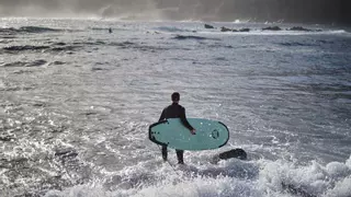 El truco de unos jóvenes canarios para que no les roben las llaves del coche cuando van a surfear