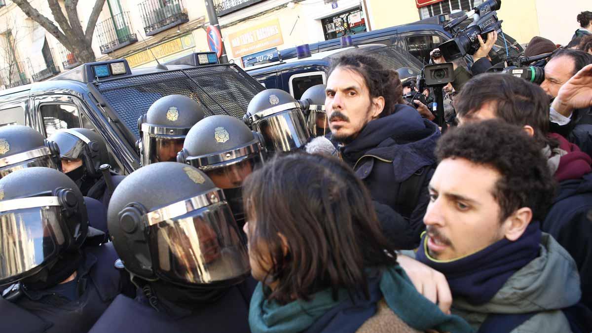 Tensión entre activistas y policía en Lavapiés (Madrid) en el intento de paralizar cuatro desahucios