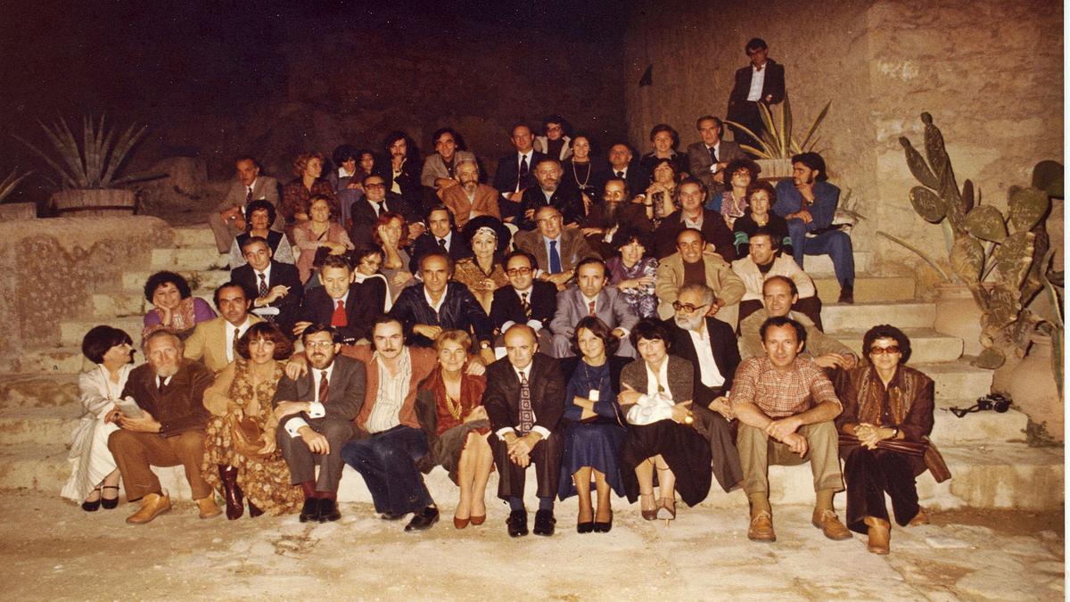 Sempere, rodeado de artistas,  en el castillo de Santa Bárbara tras la inauguración de La Asegurada, en 1977.