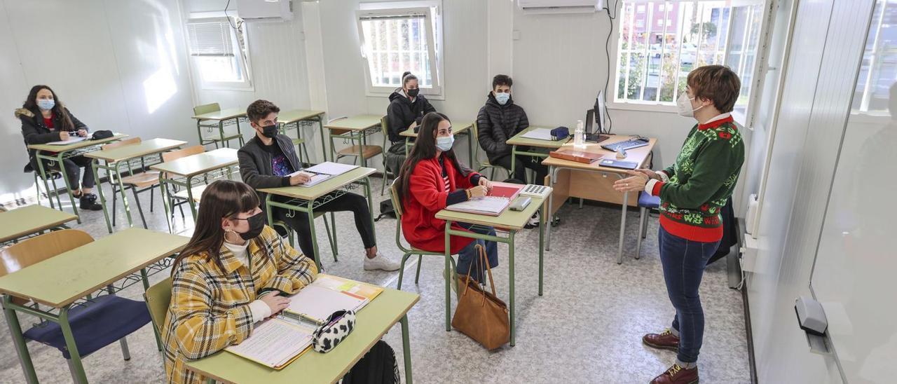 Elisa Puente imparte clases de Filosofía en el aula modular de primero de Bachillerato de Ciencias Sociales. |  | IRMA COLLÍN