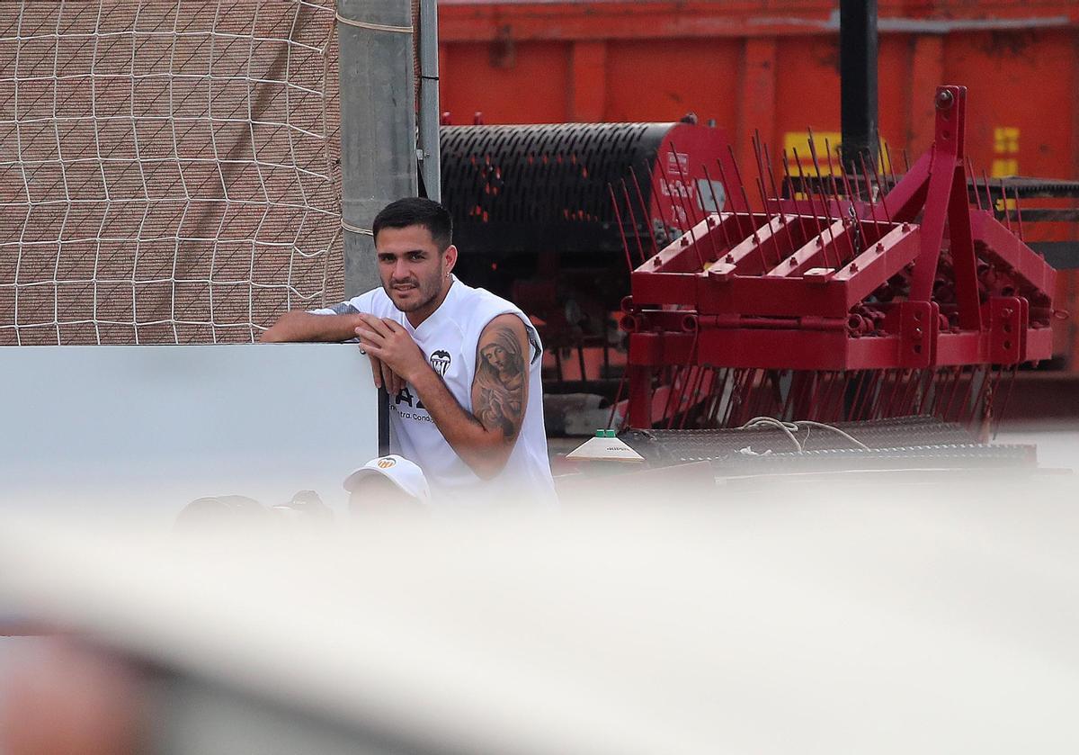 Maxi Gómez observa el entrenamiento de sus compañeros