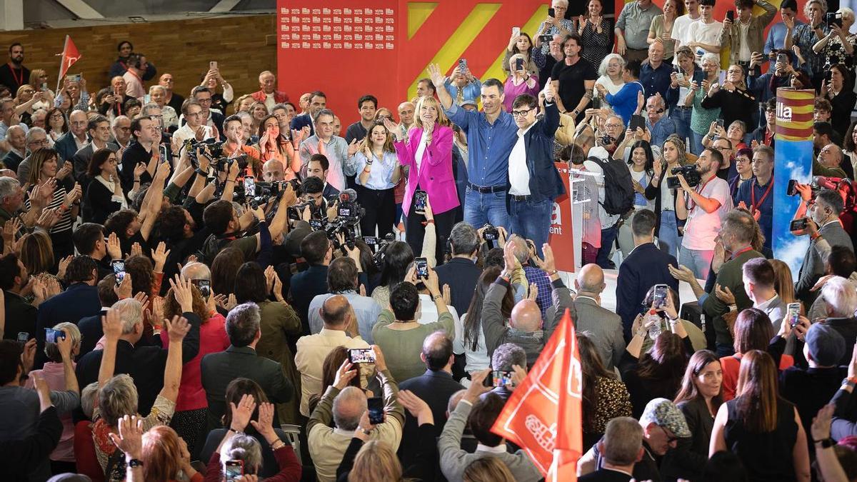 Pedro Sánchez, con Salvador Illa y Lluïsa Moret, en el mitin de Sant Boi de Llobregat