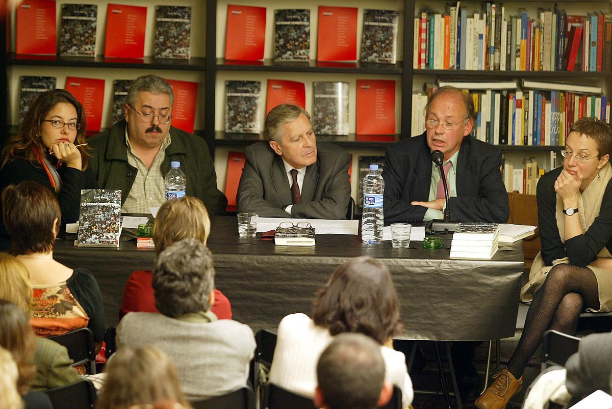 Jordi Borja presentando en 2003 el libro 'La ciudad conquistada' en La Central del Raval junto al activista Andreu Naya, el fiscal Carlos Jiménez Villarejo y la historiadora Anna Sallés
