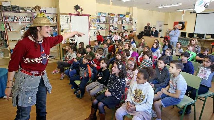 Los niños del García Barbón, ayer, en el cuentacuentos. // M. G. Brea