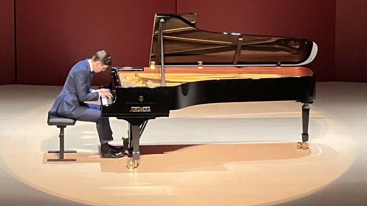 El pianista Víkingur Ólafsson interpretant 'Variacions de Goldberg' a l'auditori Espai Ter de Torroella de Montgrí