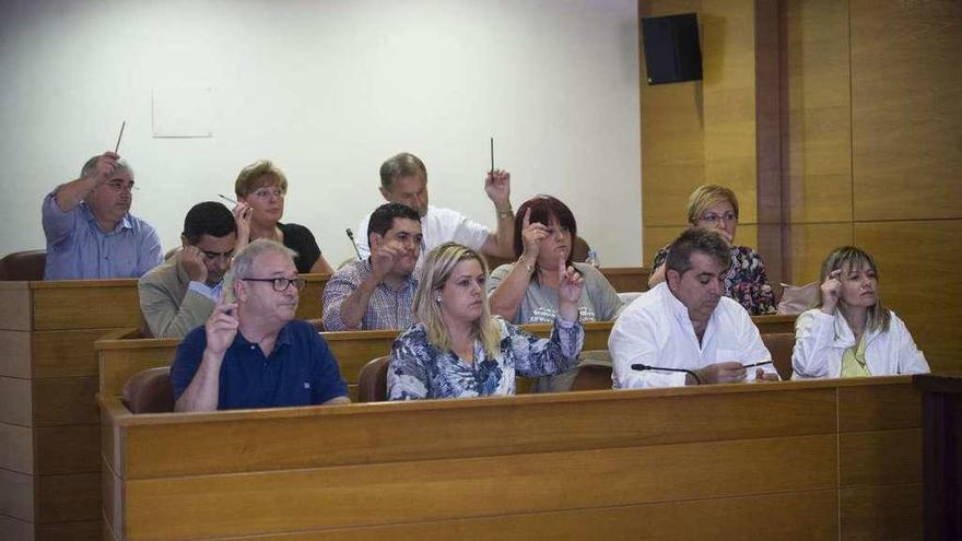 Concejales del Gobierno local de Arteixo en un pleno.