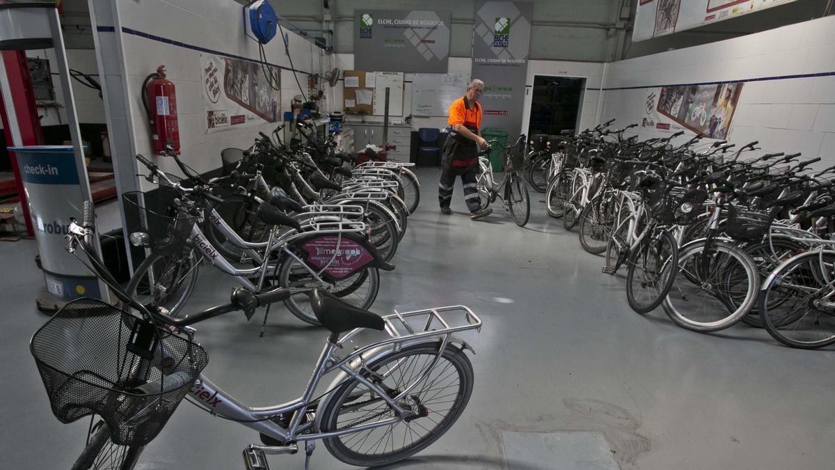 Taller de BiciElx, en imagen de archivo, donde se procede al mantenimiento de las bicis.