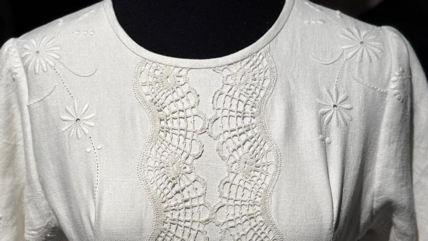 La malagueña Maribel Vidal dona unas nuevas enaguas bordadas a mano a la Virgen de la Soledad, del Sepulcro