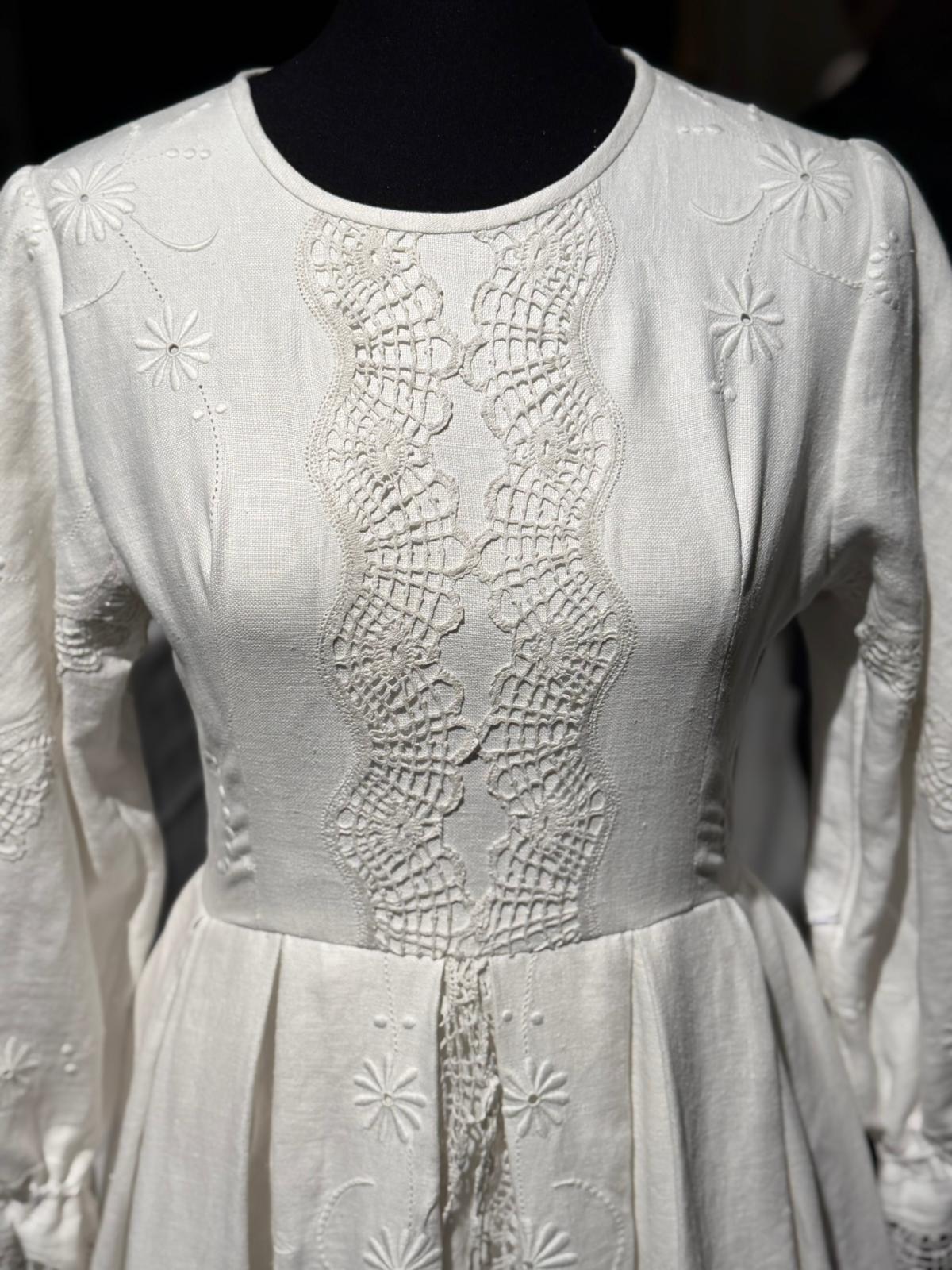 Detalle de las enaguas donadas a la Virgen de la Soledad, del Sepulcro.