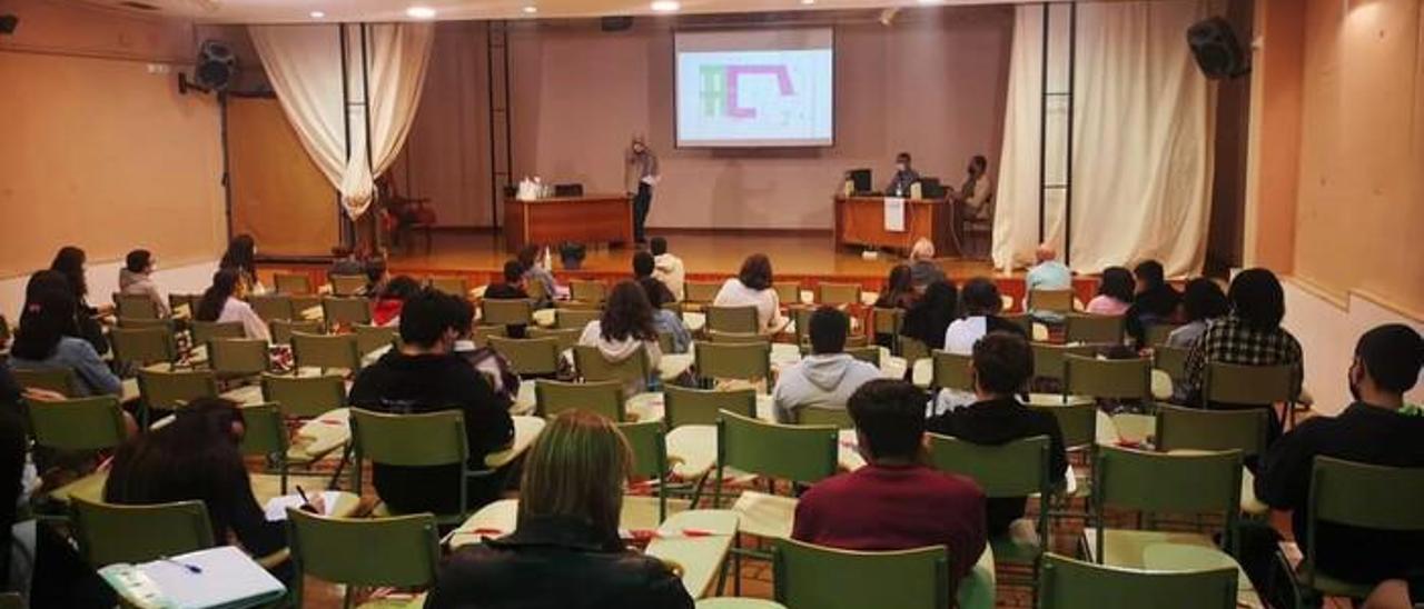 Presentación realizada por la asociación a profesores y alumnos de cuarto de ESO del IES A Sangriña.