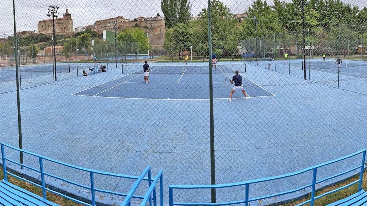 El XXXIV Torneo de Tenis Ciudad de Coria reúne a 40 participantes