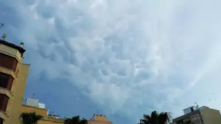 Las nubes 'mammatus' visten el cielo de Alzira