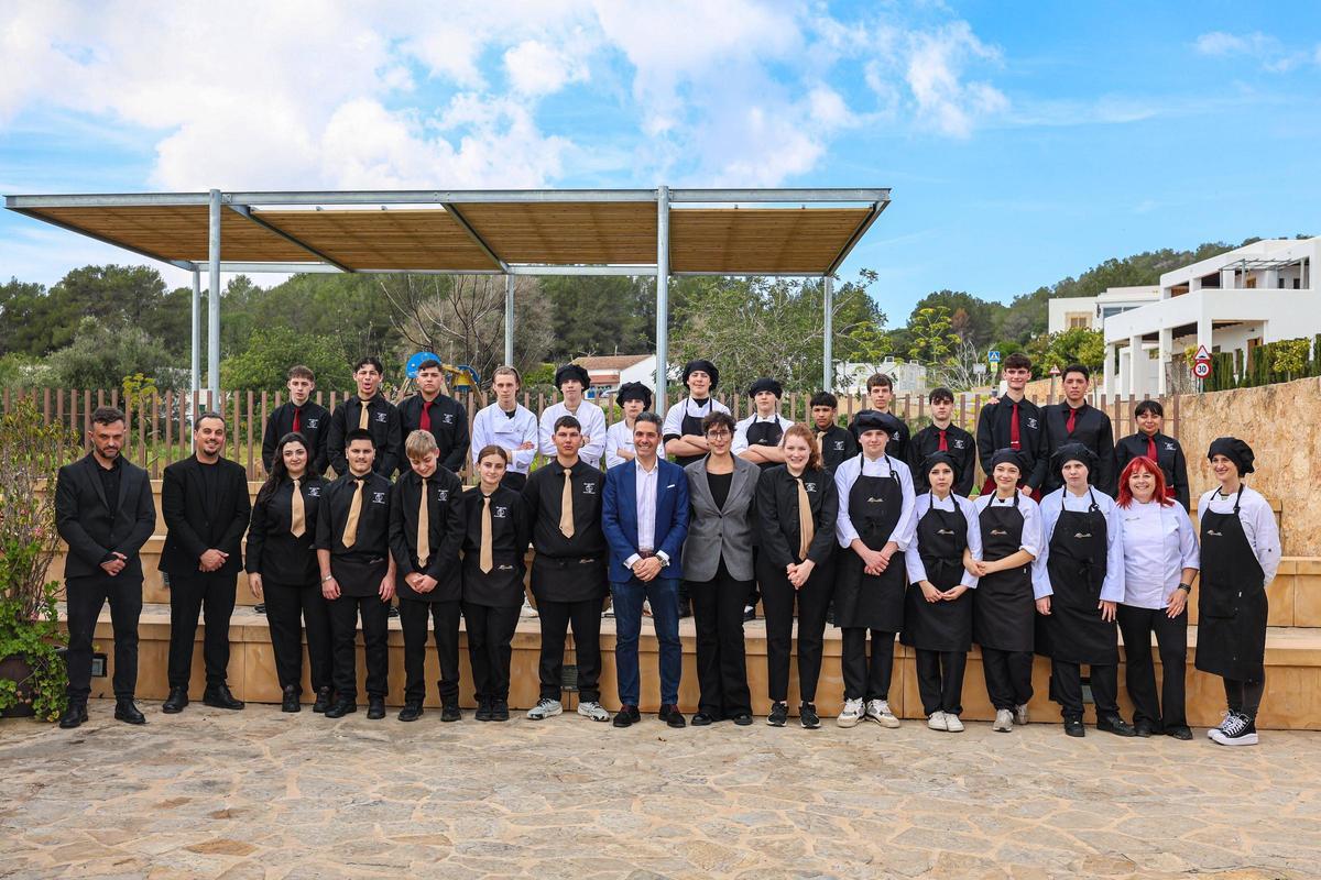 Alumnos, profesores y Beatriz Lopez durante la jornada de restauración de IES Baláfia
