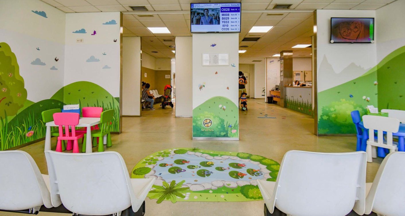 Zona de pediatría del Centro de Saúde Concepción Arenal, de Santiago, con espacios «dulcificados».