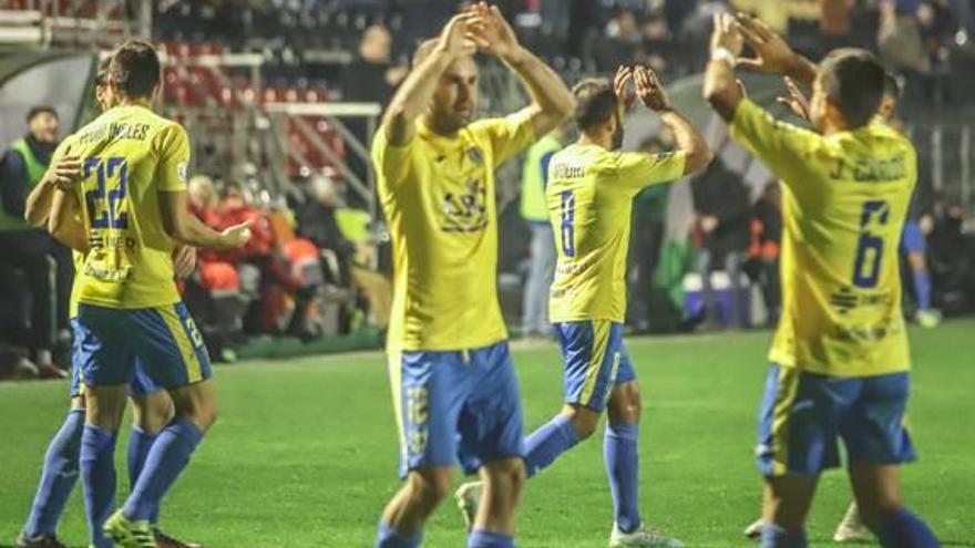 Los jugadores del Orihuela celebran el triunfo frente al Ejea.