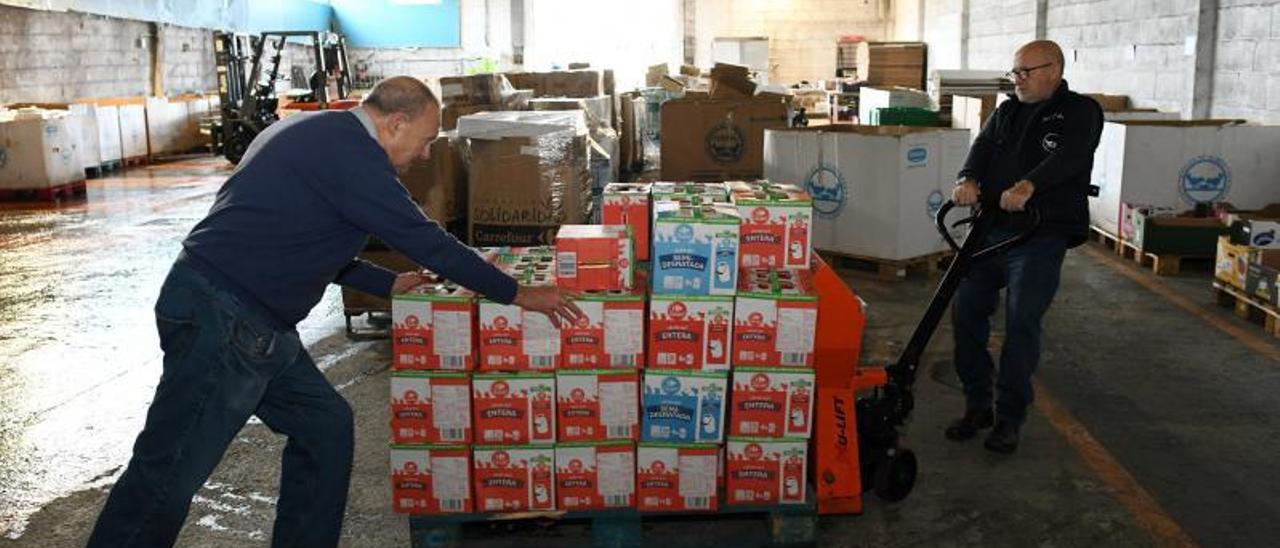 Voluntarios, ayer en el depósito del Banco de Alimentos de Pontevedra en O Marco.   | // GUSTAVO SANTOS