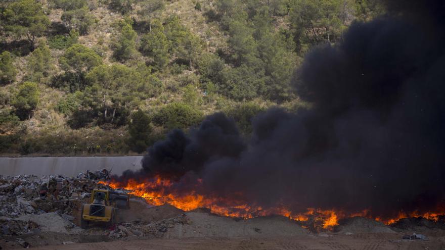 &quot;Los mismos que traen más basura a Pedralba nos dejan sin variante&quot;