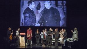 Los participantes en el homenaje a Capri en el Romea, con una fotografía del actor.