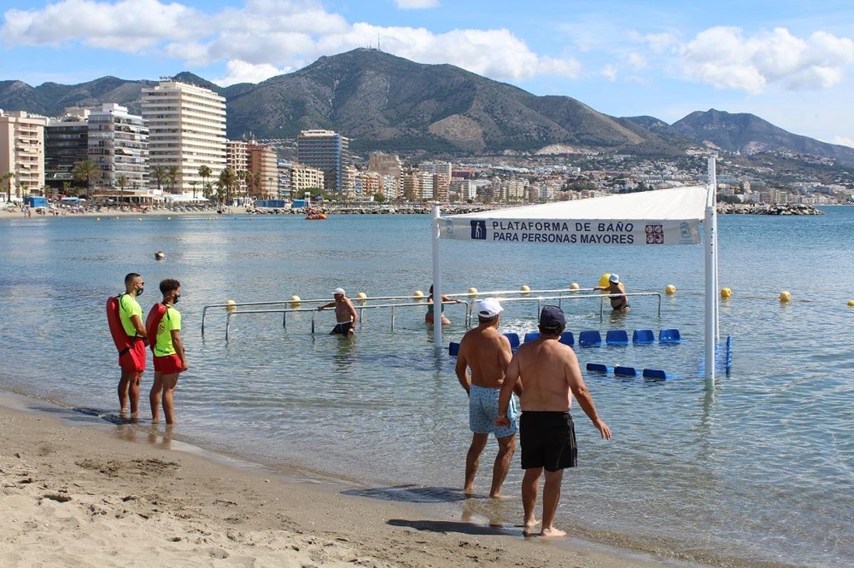Playa de Fuengirola donde se ha instalado de nuevo la plataforma de baño para personas mayores