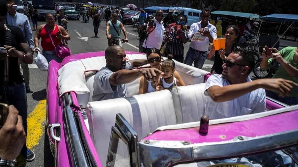 Kanye West, Kim Kardashian y su hija North West, en un coche clásico americano durante su visita a La Habana.