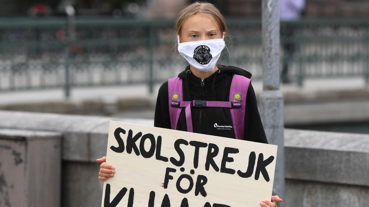 La activista  Greta Thunberg protesta delante del Parlamento Sueco 