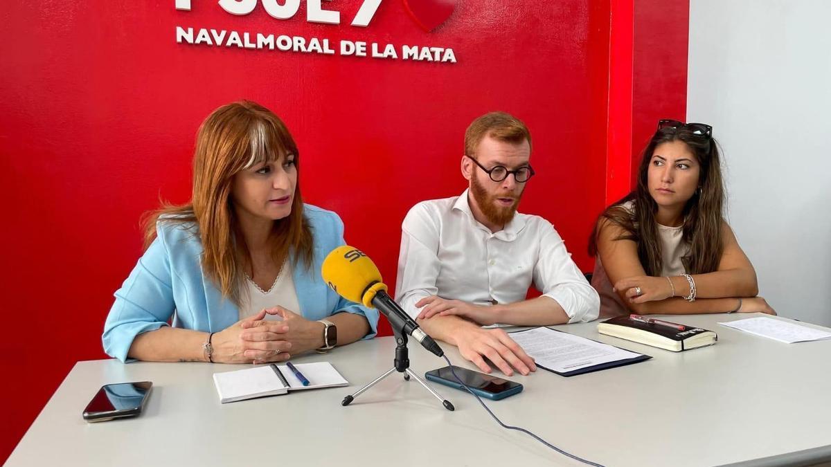 Representantes del PSOE local de Navalmoral, en la sede del partido.