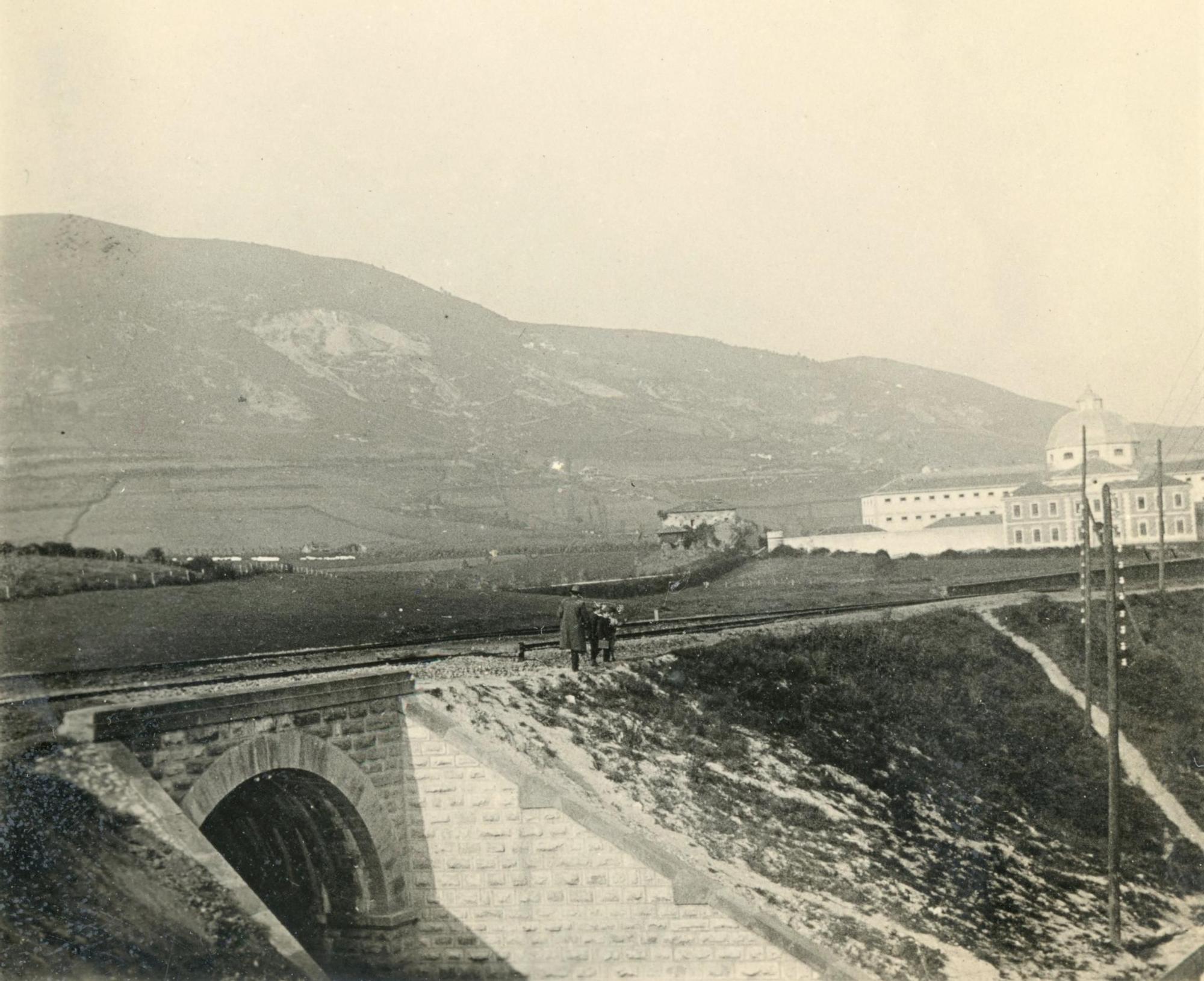 Viaducto en la calle del R�o San Pedro; al fondo, la carcel..jpg