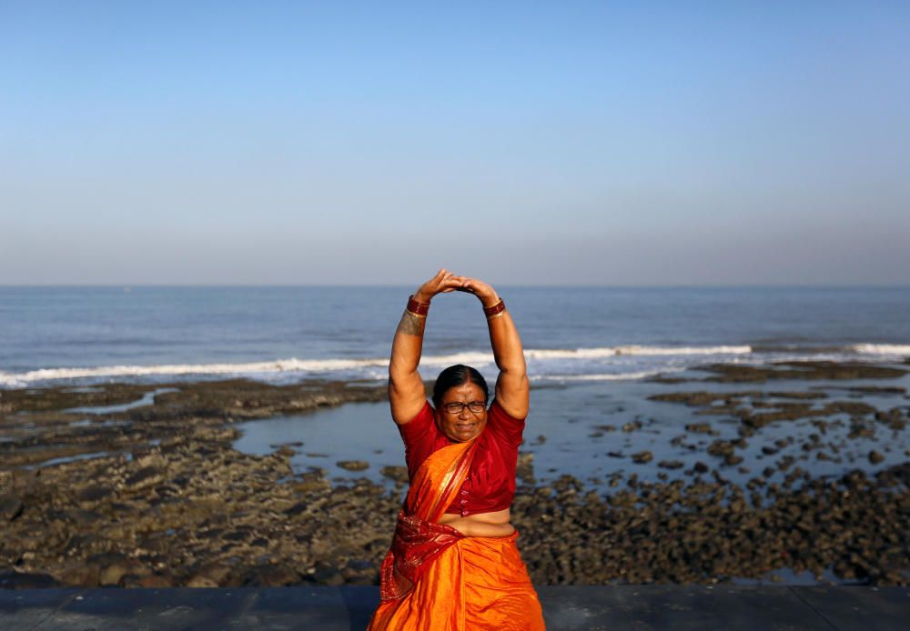 Una mujer se ejercita frente a la costa de Bombay, en India.