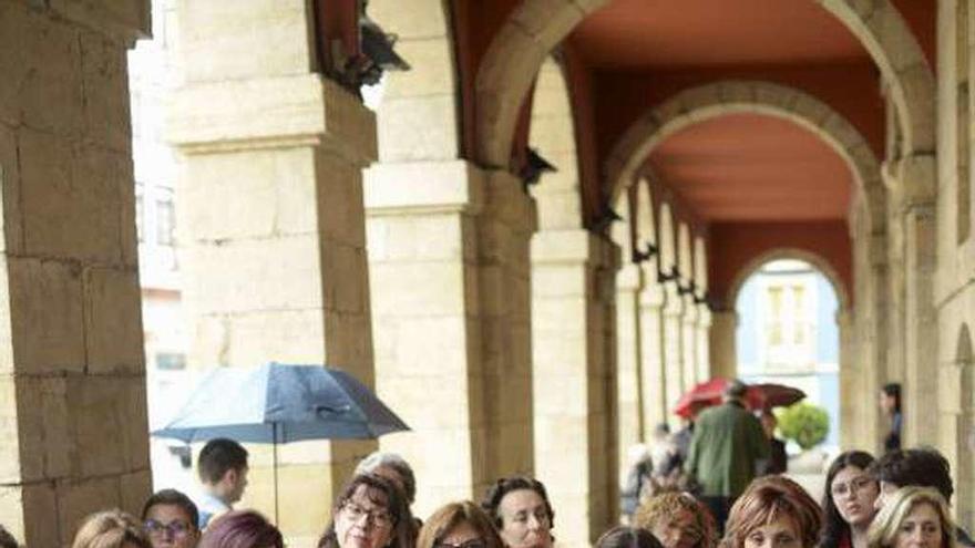 Participantes en la ruta literaria, ayer, bajo los soportales del Ayuntamiento de Avilés, donde comenzó el recorrido.